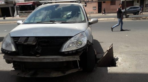 بسبب الإهمال، سقوط سيارة في بالوعة الصرف الصحي بحي الألفة