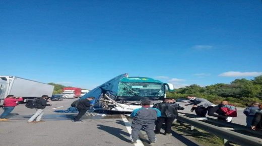 طنجة :انقلاب حافلة لنقل الركاب تؤمن الربط مابين طنجة والريصاني ونجاة جميع ركابها.