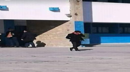 مترشح لاختبارات توظيف التعليم يذرف الدموع بعد خروجه من حصة الامتحانات الشفوية .