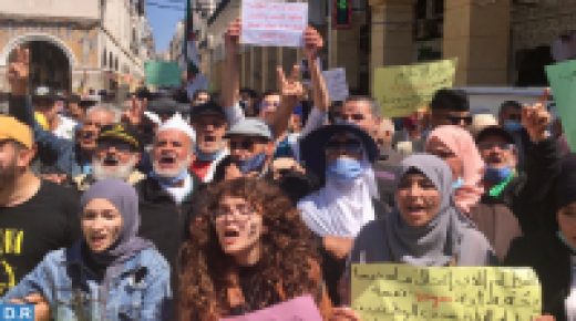 الجزائر.. الطلبة يخرجون للشوارع لتجديد مساندتهم لمطالب الحراك.