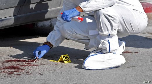 Tunisian forensic police check the scene of an attack on two traffic policemen in Tunis on November 1, 2017. - A hardline Islamist stabbed two Tunisian policemen in front of parliament, gravely wounding one of them, the interior ministry said. (Photo by FETHI BELAID / AFP)