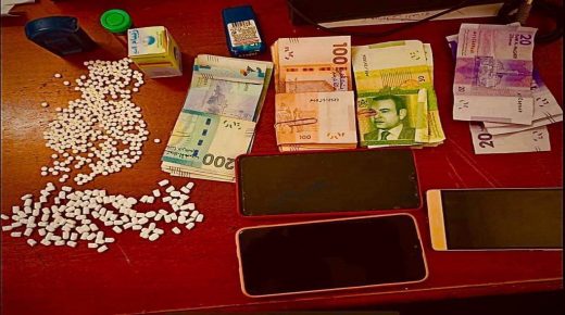 طنجة : توقيف سيدة تبلغ من العمر 33 سنة للاشتباه في تورطها في ترويج وحيازة المخدرات والمؤثرات العقلية.