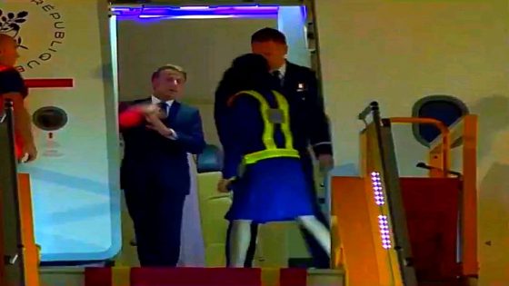 انتشر فيديو للرئيس الفرنسي إيمانويل ماكرون يتلقى صفعة على خده من زوجته بريجيت بعد أن هبطت طائرتهما الرئاسية في فيتنام.