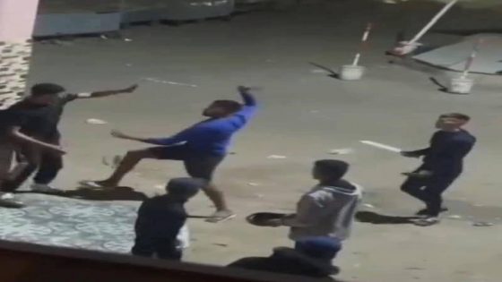 تمكنت فرقة الشرطة القضائية بمنطقة أمن بنسودة، مساء يومه الجمعة 23 ماي الجاري، من توقيف شخص يبلغ من العمر 22 سنة، من ذوي السوابق القضائية،