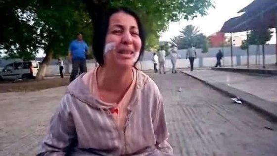 هذه السيدة تُدعى خديجة، من جماعة دار الكداري بإقليم سيدي قاسم. امرأة مطلقة، فقيرة، وأم لفلذات أكباد.