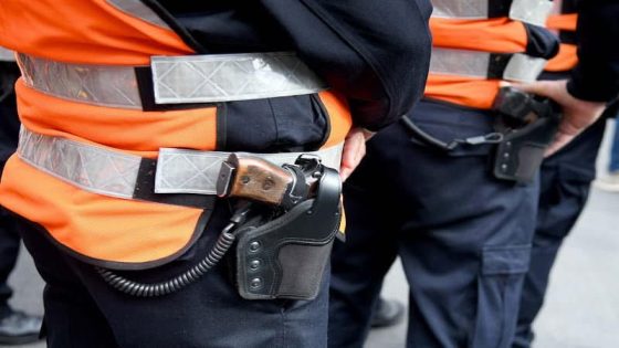 اضطر مفتش شرطة ممتاز يعمل بولاية أمن فاس لاستخدام سلاحه الوظيفي، مساء أمس الأحد 8 يونيو الجاري،