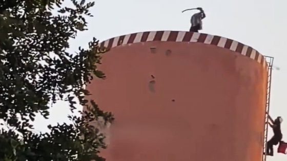 عاجل | اعتـــ.ــداء شنــــ.ـيع على عنصر من الوقاية المدنية من طرف الشخص المعتصم بـ #أولاد_يوسف إقليم # بني ملال محاولة إنقاذه .