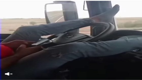 توقيف سائق شاحنة من طرف الدرك الملكي بعد انتشار فيديو ظهر فيه يسوق بقدميه ويمسك الهاتف بيديه بالطريق السيار