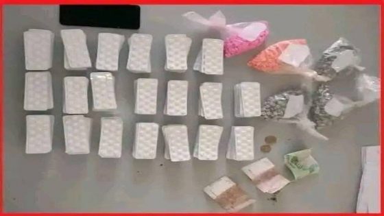 اءً على معلومات دقيقة وفّرتها مصالح المديرية العامة لمراقبة التراب الوطني تمكنت المصالح الأمنية بمدينة القنيطرة، صباح يومه الأربعاء 6 غشت 2025، من توقيف شخص يُشتبه في تورطه في قضية تتعلق بحيازة وترويج المخدرات والمؤثرات العقلي .