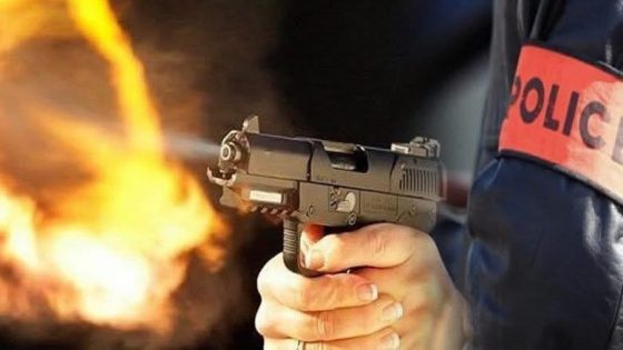 اضطر عناصر فرقة الشرطة القضائية بمنطقة أمن العيايدة بمدينة سلا لاستعمال أسلحتهم الوظيفية، مساء اليوم الأربعاء 10 شتنبر الجاري، وذلك خلال تدخل أمني لإيقاف شخص يبلغ من العمر 40 سنة،