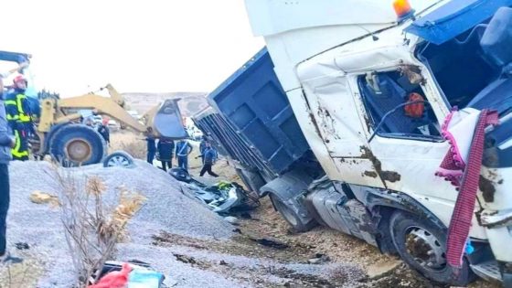 فاجعة بطريق:طنجة/تطوان قرب حكامة.. شاحنة محمّلة بالحصى تنقلب فوق سيارة صغيرة..
