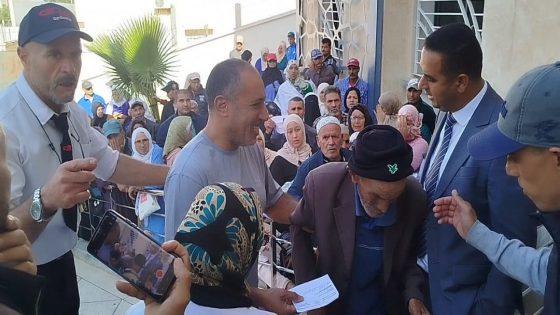 سطات … فمبادرة إنسانية مهمة، الباشا حضر شخصيًا لمستشفى الحسن الثاني باش يواكب القافلة الطبية، والساكنة عبّرت عن ارتياحها وسعادتها بهذ الحضور