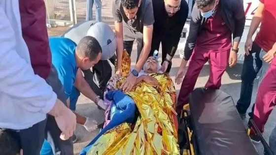 #هشتاك _بأمر ملكي : مروحية طبية عسكرية تنزل في مدينة وجدة و تنقل الشاب أمين بوسعادة، المصاب في ساقيه خلال دهسه أمس من طرف سيارة تابعة للقوات العمومية، إلى المستشفى العسكري في الرباط لتلقي العناية الطبية اللازمة..