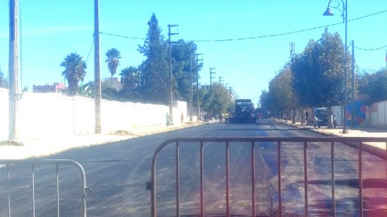 الخميسات..أخيرًا وبعد طول انتظار بداية عصر التزفيت في شوارع الخميسات