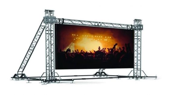 عامل إقليم اليوسفية يقرر تركيب شاشتين عملاقتين لتمكين الساكنة من متابعة مباريات المنتخب الوطني